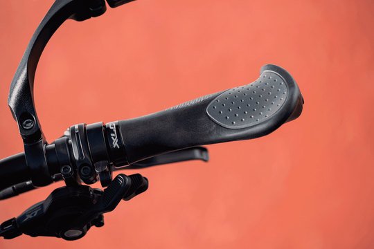 Xlc HANDVAT ERGO 135MM CF ZW/GRY STEL GRS22