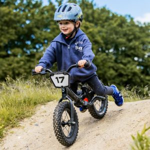 Kind op PUKY loopfiets in actie